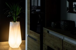 Biała donica ogrodowa Siena z oświetleniem MONUMO