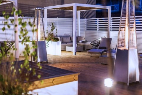 Designerska donica MONUMO LUNGO GRANDE biała z oświetleniem MONUMO Designerska donica MONUMO LUNGO GRANDE biała z oświetleniem MONUMO