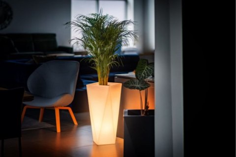 Designerska donica MONUMO VASO biała z oświetleniem MONUMO Designerska donica MONUMO VASO biała z oświetleniem MONUMO